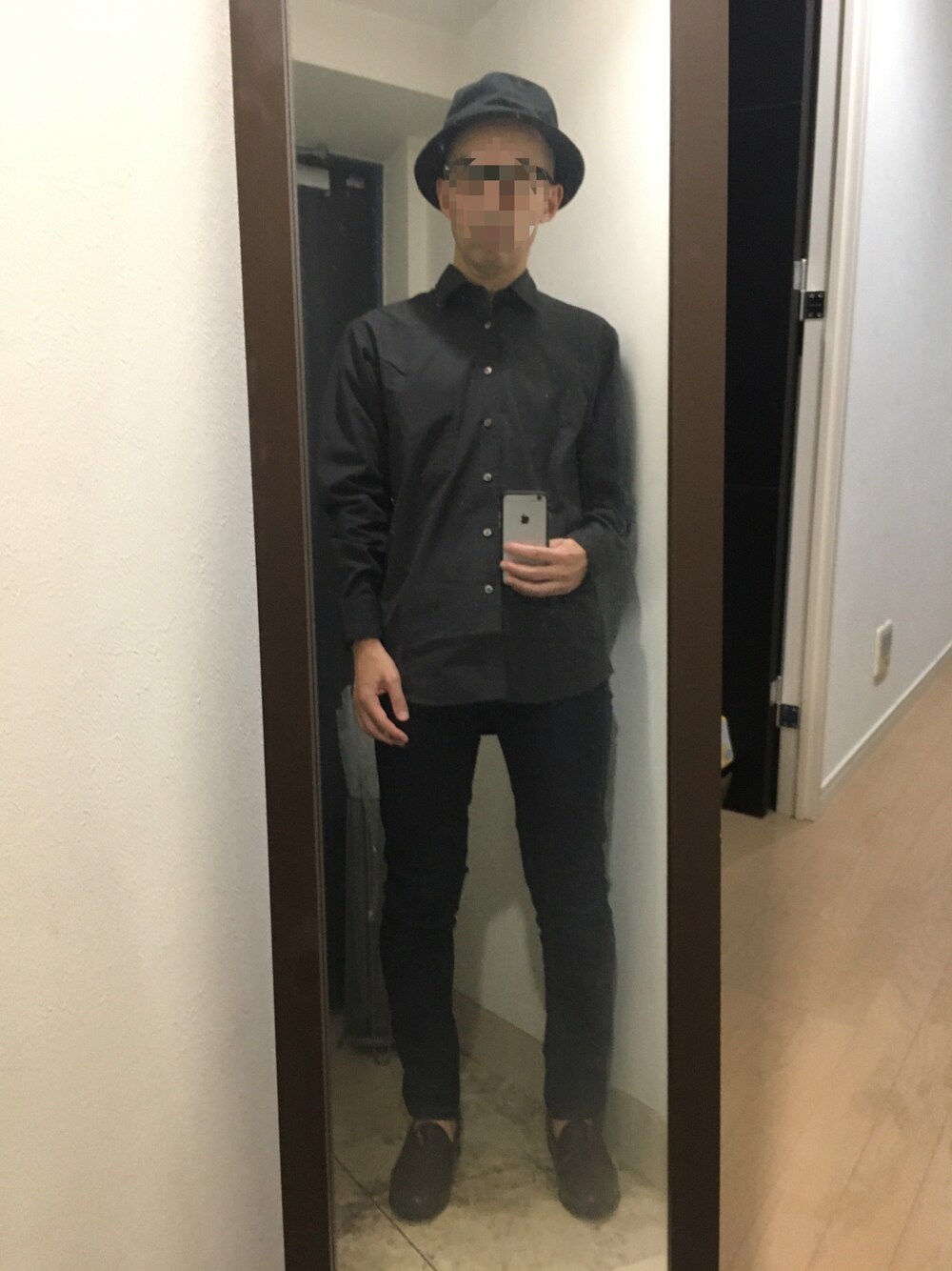 「シンプルコーデ、UNIQLO U、ユニクロ、ダークグレー、スキニーデニム、タッセルローファー、バケットハット」｜「UNIQLOのウルトラストレッチスキニーフィットジーンズ（デニムパンツ、ブルー系）」を使った、火焔太鼓さん（メンズ・170cm）の秋コーディネートの1枚目の写真