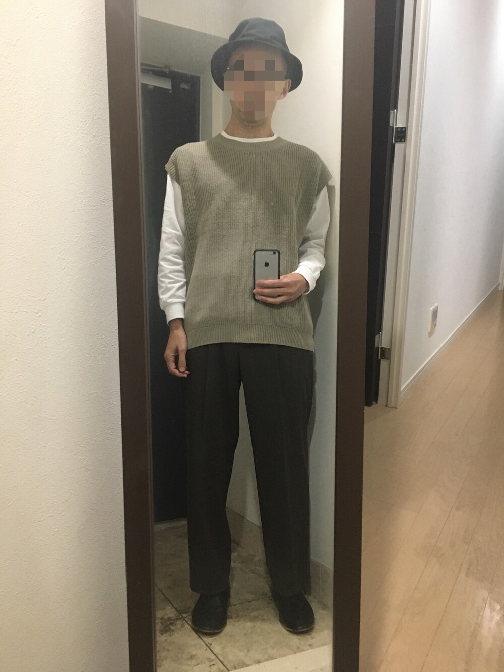 「ニットベスト、ワイドパンツ、ブラウン、カフェオレコーデ、ブラウン×ベージュ、白Tシャツ、Hanes」｜「BEAUTY&YOUTH UNITED ARROWSの【WEB限定】 by バルキー アゼ ドロップショルダー ベスト（ベスト、ベージュ系）」を使った、火焔太鼓さん（メンズ・170cm）の秋コーディネートの1枚目の写真