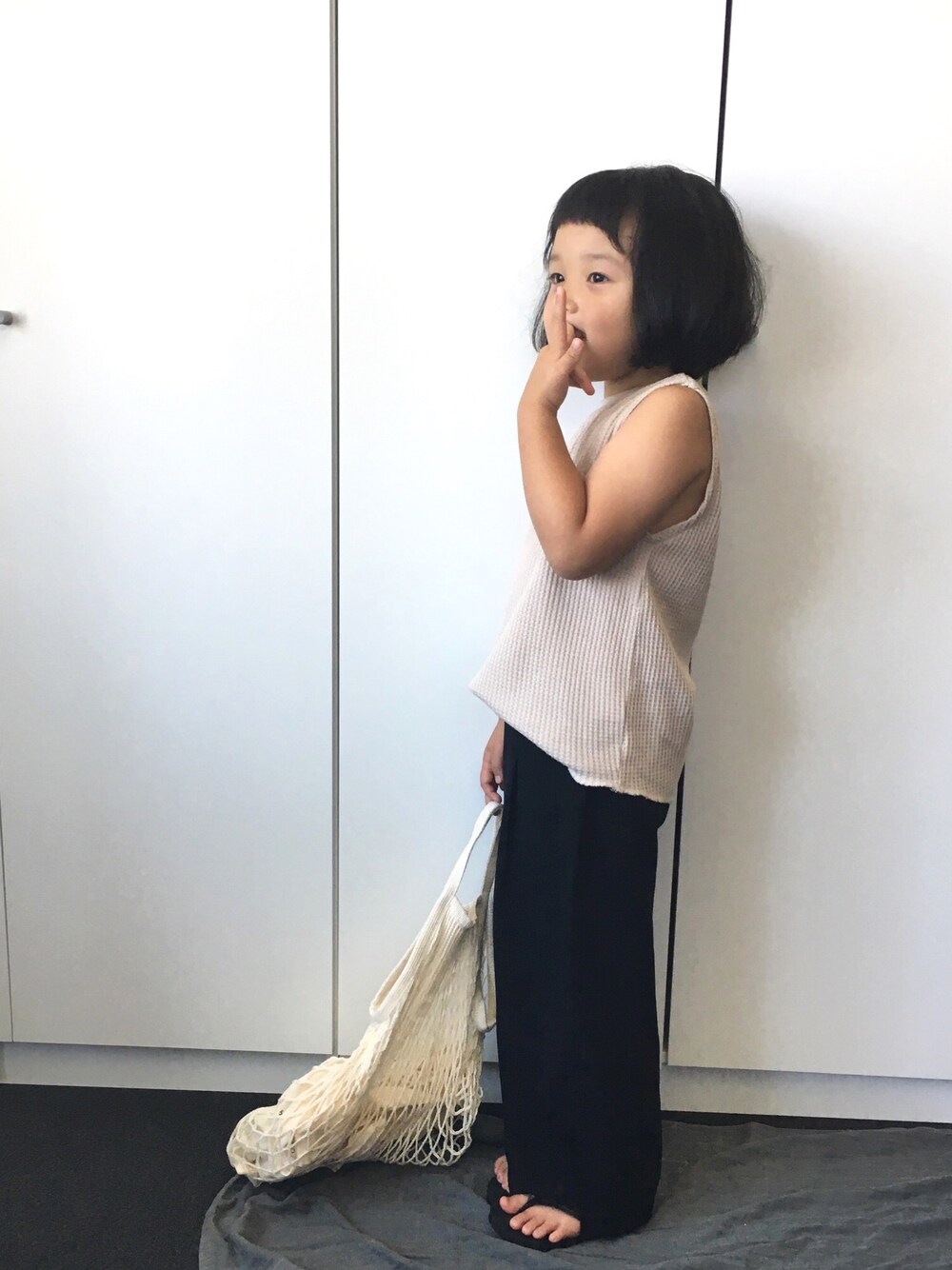 「シンプル、ベージュ×ブラック、リネンパンツ、ワッフル、ビーチサンダル、ネットバッグ、女の子、ノースリーブ、スリット」｜「CIAOPANIC TYPYの【ママとおそろい】ワッフルノースリーブTee（Tシャツ/カットソー、ベージュ系）」を使った、N2さん（キッズ・100cm）の夏コーディネートの1枚目の写真