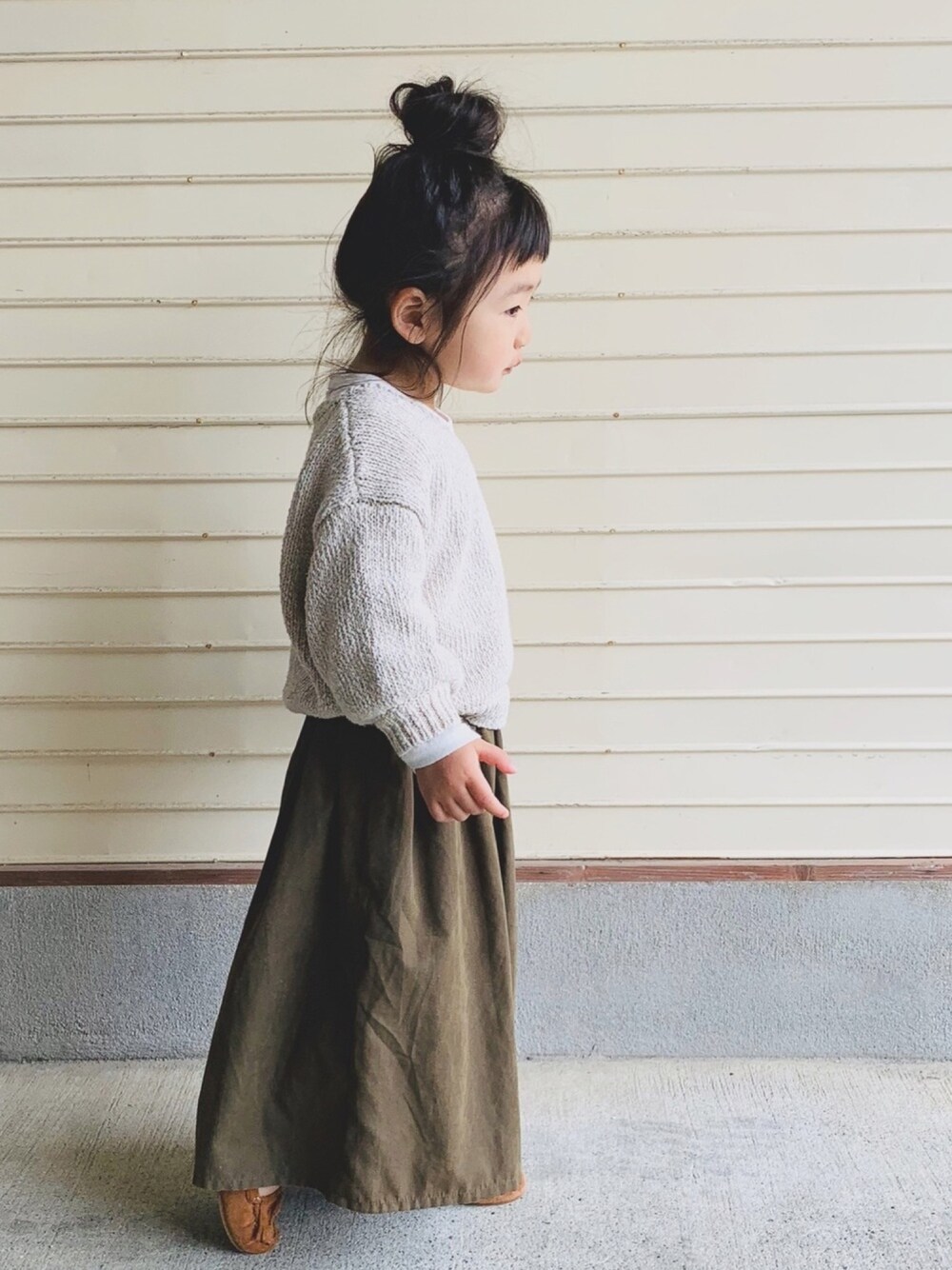 「平成最後のWEARISTAセンバツ、カジュアルコーデ、モカシン、おだんごヘアー、キッズコーデ、カジュアル、カーキ、女の子、春ニット」｜「AZUL by moussyのVネックローゲージPO（ニット/セーター、ベージュ系）」を使った、N2さん（キッズ・110cm）の春コーディネートの1枚目の写真