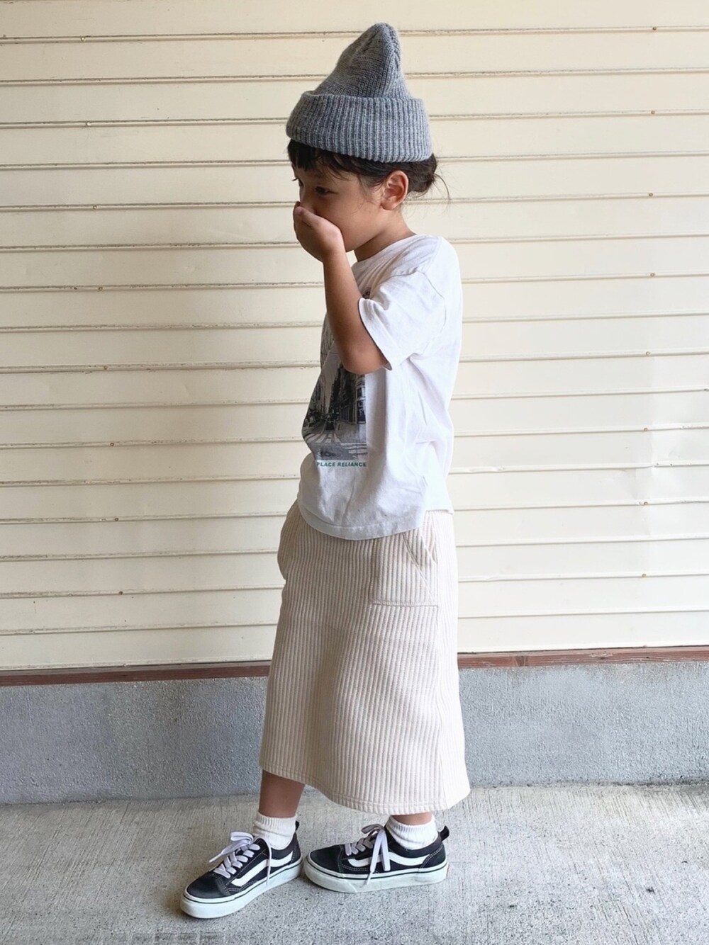 その他のTシャツ/カットソー、ホワイト系のスカート、ブラック系のスニーカーを着用したキッズの秋コーディネートの1枚目の写真