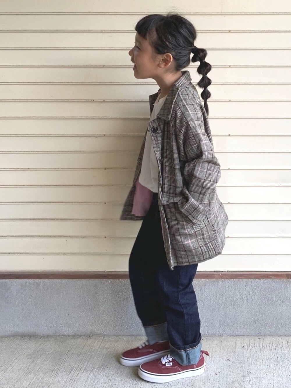 「チェック柄に恋してる、秋コーデ、キッズコーデ、女の子、ジャケット、スニーカー、オーセンティック、たまねぎヘアー、リーバイス、デニム」｜「LOWRYS FARMのアソートロゴＴＥＥ　838661（Tシャツ/カットソー、ホワイト系）」を使った、N2さん（キッズ・110cm）の秋コーディネートの1枚目の写真