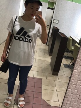 「adidas（アディダス）のアイテム（Tシャツ/カットソー、ホワイト系）」を使った、や な ぱ ん さん（レディース）の夏コーディネート