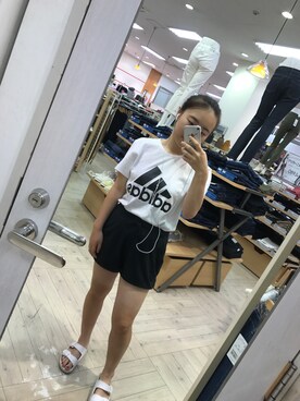「adidas（アディダス）のアイテム（Tシャツ/カットソー、ホワイト系）」を使った、や な ぱ ん さん（レディース）の夏コーディネート
