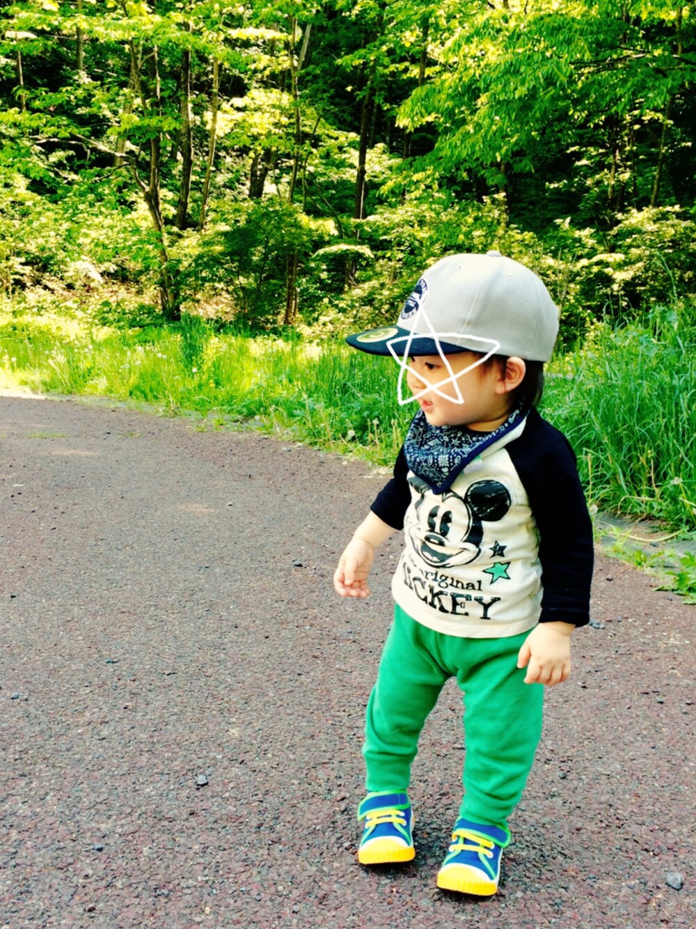 「kids、1歳、男の子、シンプルコーデ、プチプラ、カジュアル、キャップ、スニーカー、ミッキー」｜「H&Mのアイテム（Tシャツ/カットソー、ブラック系）」を使った、s n さん（キッズ・70cm）の夏コーディネートの1枚目の写真
