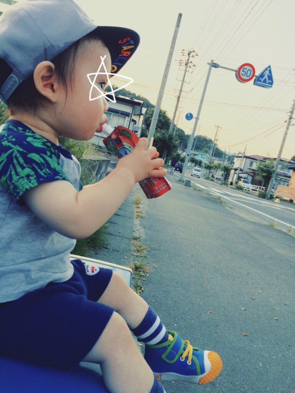 「1歳、男の子、kids、キッズコーデ、キャップ、プチプラ、シンプル」｜「西松屋のアイテム（Tシャツ/カットソー、グレー系）」を使った、s n さん（キッズ・70cm）の秋コーディネートの1枚目の写真