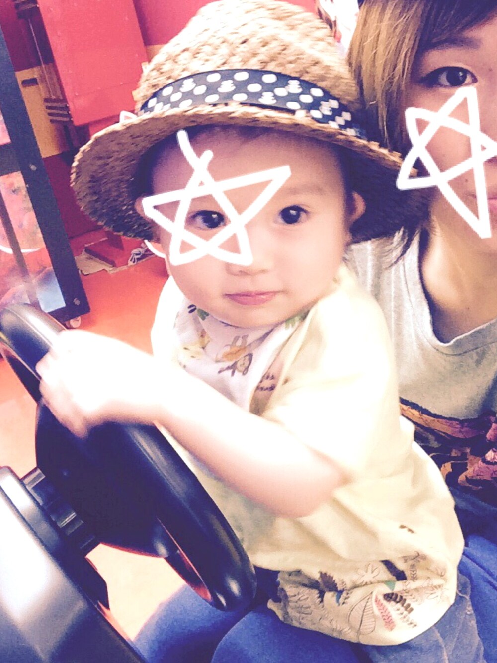 「1歳、男の子、キッズコーデ、kids、むぎわら帽子、ビッグシルエット」｜「ZARA KIDSのアイテム（Tシャツ/カットソー、イエロー系）」を使った、s n さん（キッズ・70cm）の秋コーディネートの1枚目の写真