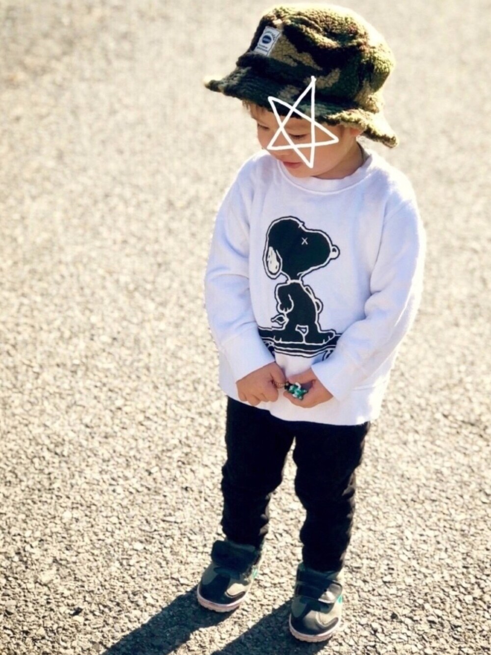 「2歳、男の子、キッズコーデ、もこもこ、スヌーピー、カモフラ、モノトーン、帽子、スウェット、プチプラ」｜「UNIQLOのアイテム（スウェット、ホワイト系）」を使った、s n さん（キッズ・70cm）の秋コーディネートの1枚目の写真