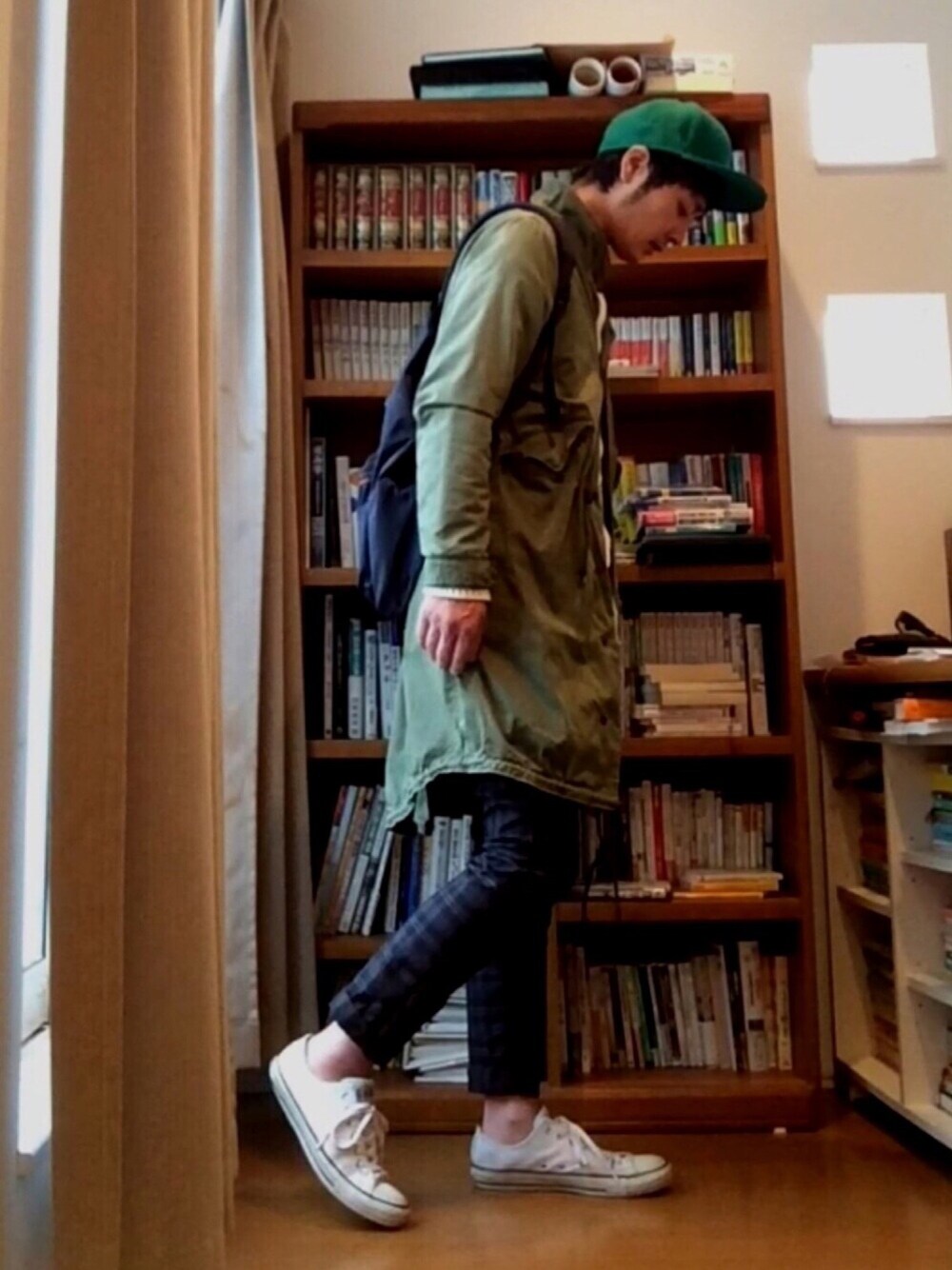 グリーン系のモッズコート、ブラック系のその他パンツ、ブラック系のバックパック/リュックを着用したメンズの冬コーディネートの1枚目の写真