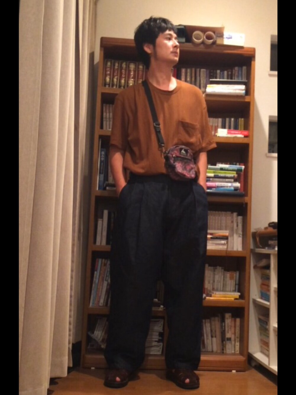 ブルー系のデニムパンツ、その他のバッグ、ブラウン系のTシャツ/カットソーを着用したメンズの秋コーディネートの1枚目の写真