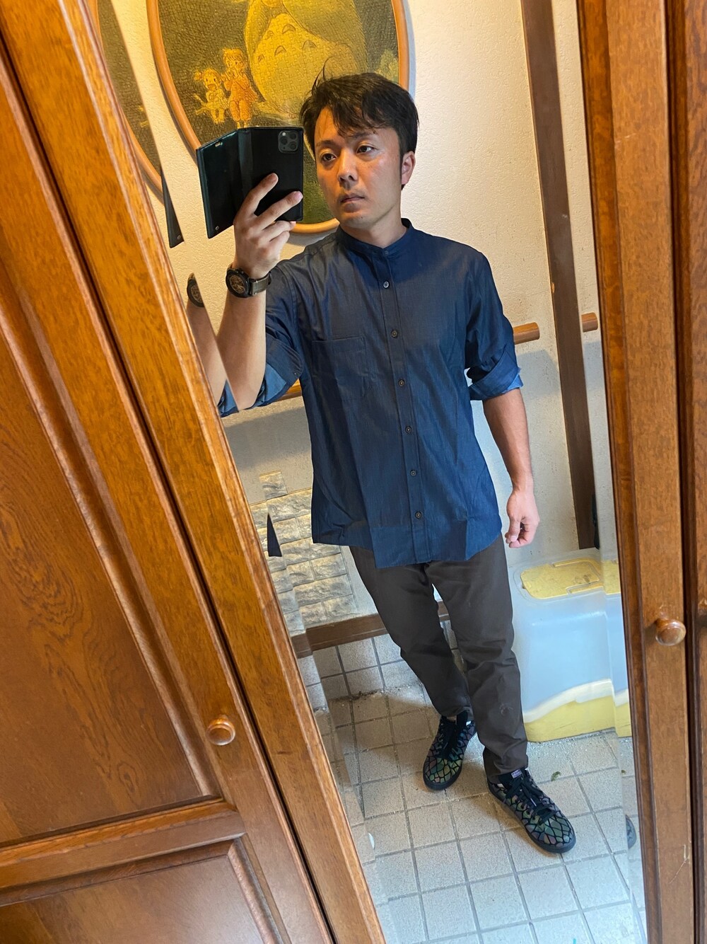 ブルー系のシャツ/ブラウス、ブラウン系のパンツ、その他のスニーカーを着用したメンズの秋コーディネートの1枚目の写真