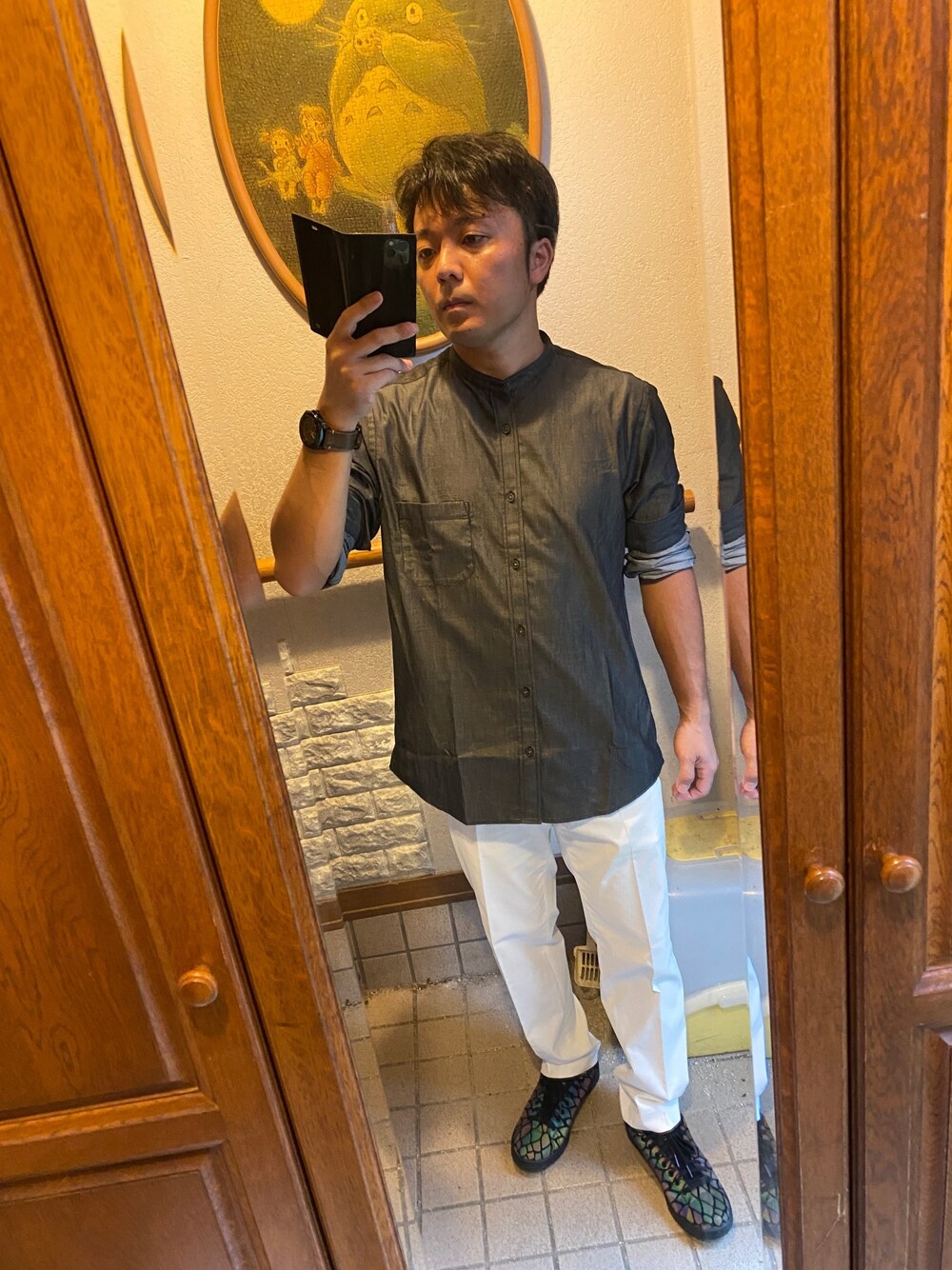 ホワイト系のその他パンツ、その他のスニーカー、ブラック系のシャツ/ブラウスを着用したメンズの秋コーディネートの1枚目の写真