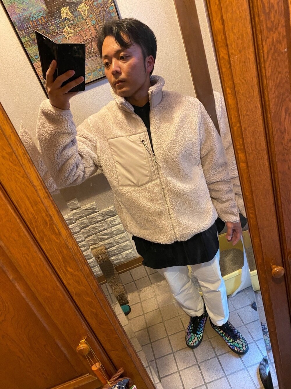 ベージュ系のジャケット/アウター、ホワイト系のその他パンツ、ブラック系のシャツ/ブラウスを着用したメンズの冬コーディネートの1枚目の写真