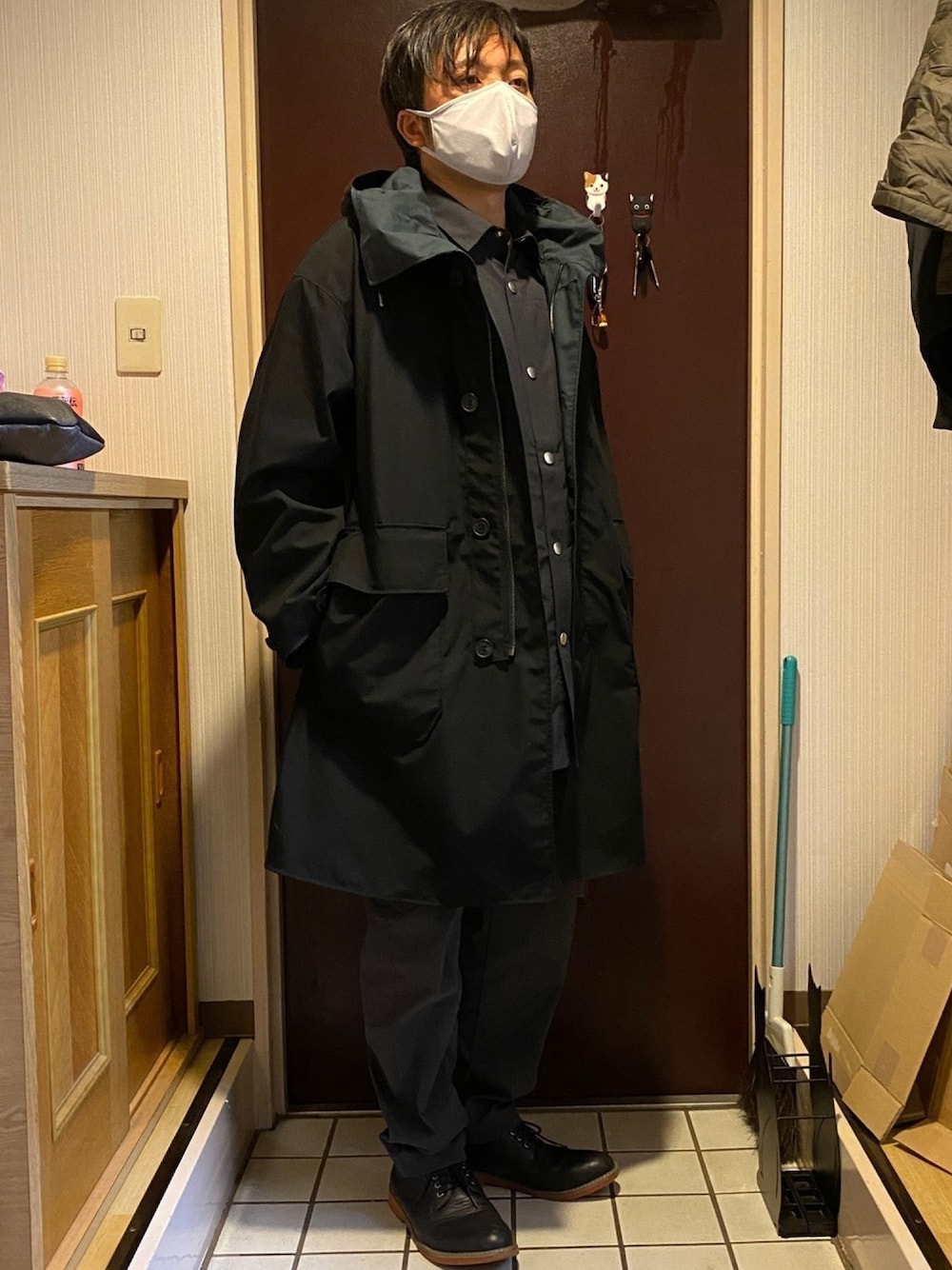 グレー系のその他パンツ、ブラック系のシャツ/ブラウス、ブラック系のその他アウターを着用したメンズの春コーディネートの1枚目の写真