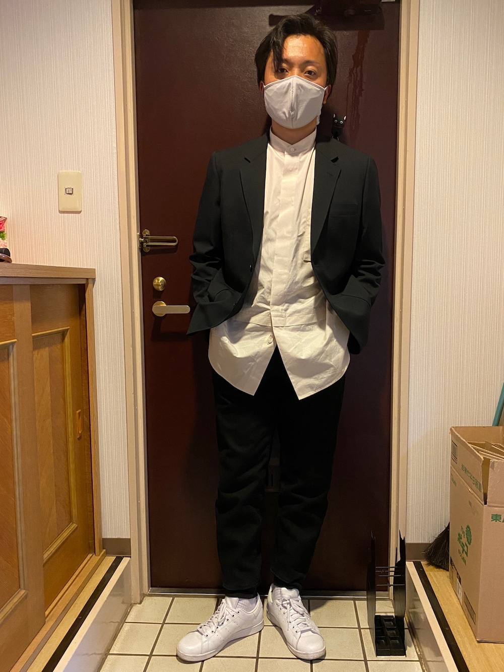 ベージュ系のシャツ/ブラウス、ブラック系のテーラードジャケット、ブラック系のパンツを着用したメンズの春コーディネートの1枚目の写真