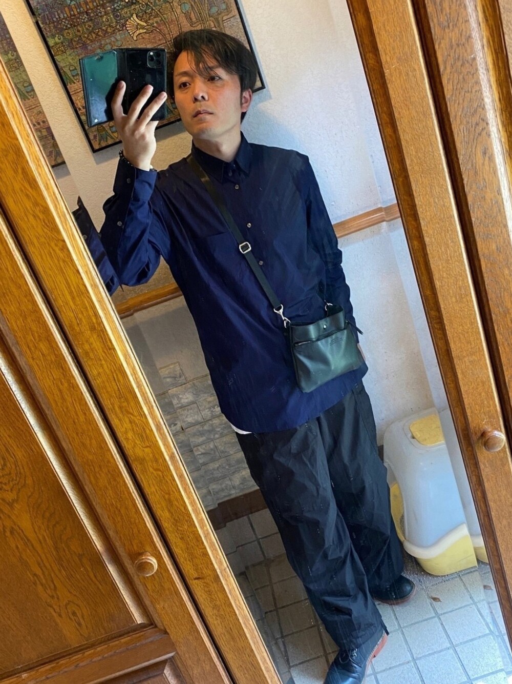 ブルー系のシャツ/ブラウス、ブラック系のカーゴパンツ、ブラック系のドレスシューズを着用したメンズの春コーディネートの1枚目の写真