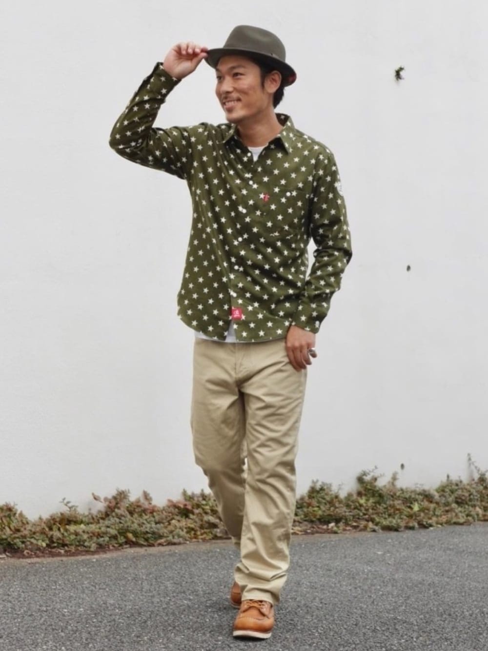 「秋のコーデ、アメカジ、oldsummer、オールドサマー、チノパン、カジュアル」｜「oldsummerのアイテム（シャツ/ブラウス、グリーン系）」を使った、OldSUmmerさん（メンズ・177cm）の秋コーディネートの1枚目の写真