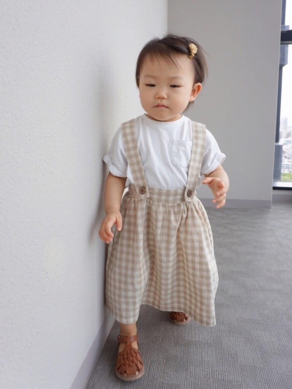 「オーバーサイズ、一歳女の子、1歳4ヶ月、90cm、80cm、ベビーファッション、チェックスカート、ヘアピン、カジュアルコーデ、ビッグシルエット」｜「ZARA KIDSのアイテム（Tシャツ/カットソー、ホワイト系）」を使った、Lily𓆸さん（キッズ・70cm）の夏コーディネートの1枚目の写真