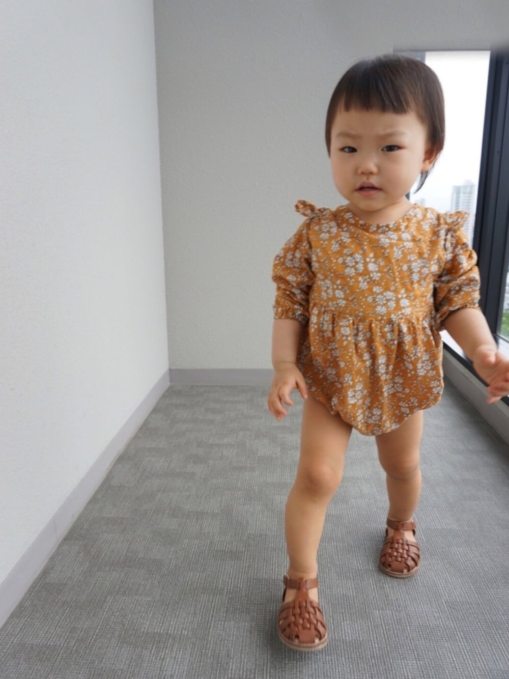 「花柄ロンパース、秋先取りコーデ、秋スタイル、一歳女の子、1歳4ヶ月、ベビーコーデ、韓国子供服、サンダル、80cm、babygirl 」｜「韓国子供服のアイテム（オールインワン・サロペット、ゴールド系）」を使った、Lily𓆸さん（キッズ・70cm）の夏コーディネートの1枚目の写真