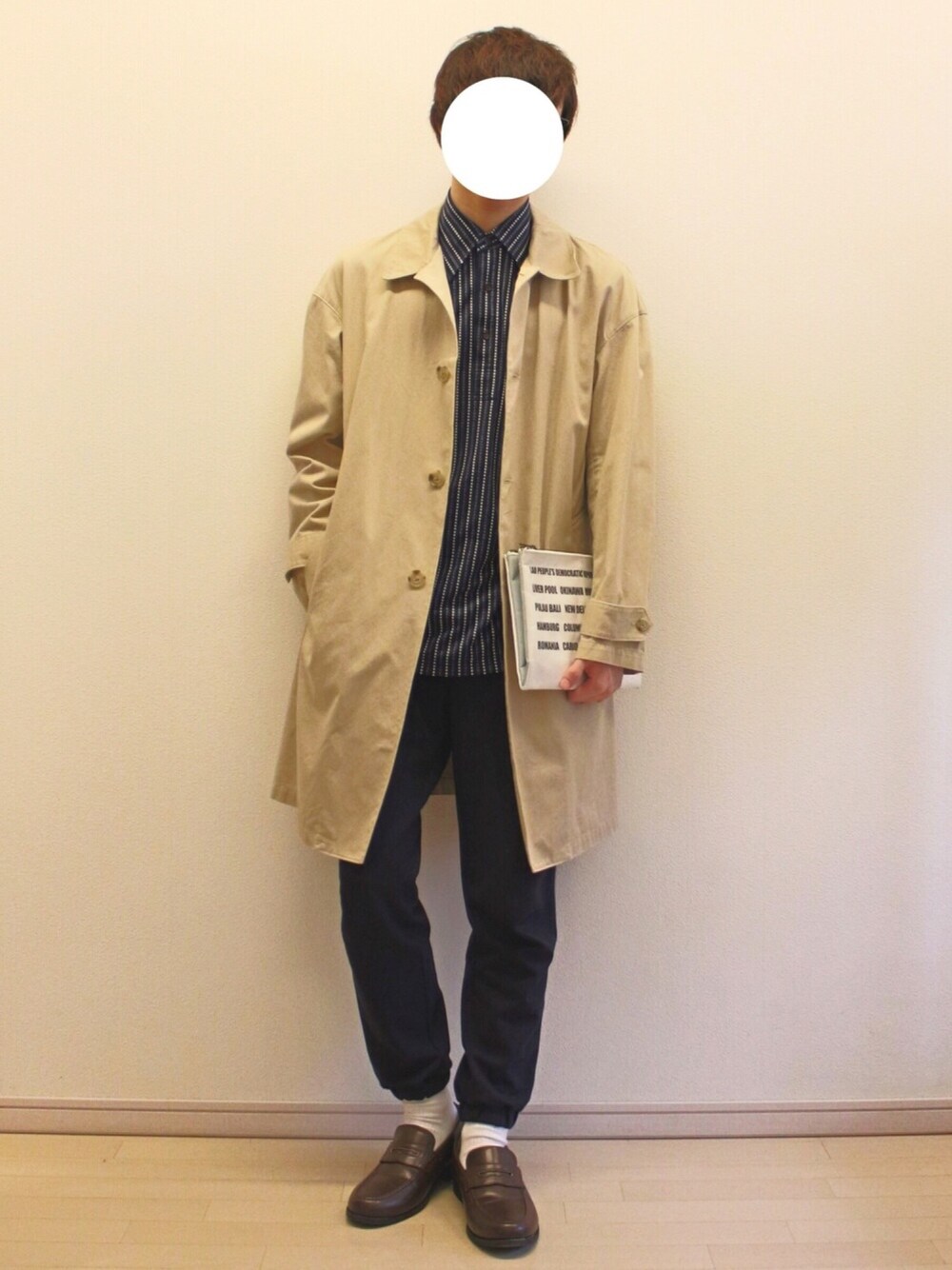「春、古着、スプリングコート、ポロシャツ、ローファー、はるコーデ、シャツスタイル、クラッチバッグ」｜「💫Instagram💫のアイテム（その他、ホワイト系）」を使った、Mochiさん（メンズ・172cm）の春コーディネートの1枚目の写真