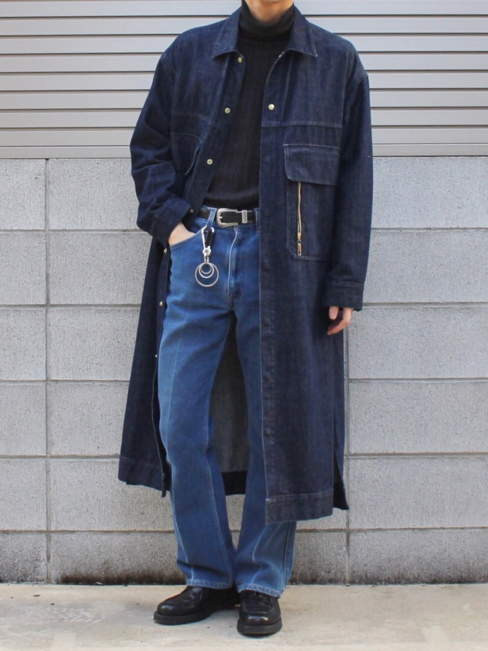 「デニム、デニムコート、タックイン、フレアパンツ、Levi's、ヴィンテージ、カラビナ、革靴、シンプル、春」｜「CULLNIの2018秋冬　 デニムロングジャケット（その他アウター、ブルー系）」を使った、Mochiさん（メンズ・172cm）の春コーディネートの1枚目の写真