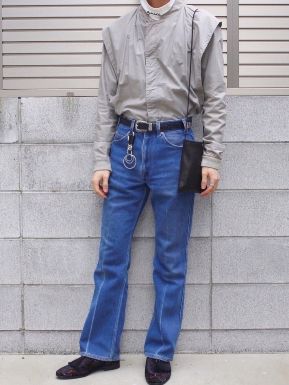 「平成最後のWEARISTAセンバツ、フレアパンツ、タックイン、カラビナ、はるコーデ、デニム、パーカー、サコッシュ、グレー、shiyoh」｜「SLOWのアイテム（バッグ、ブラック系）」を使った、Mochiさん（メンズ・172cm）の春コーディネートの1枚目の写真