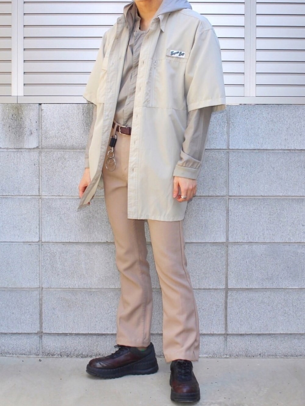 「シンプルコーデ、シャツスタイル、パーカー、フレアパンツ、ダッドスニーカー、重ね着、古着、お洒落さんとつながりたい、ベージュ、shiyoh」｜「STEPHAN SCHNEIDERのアイテム（パーカー、グレー系）」を使った、Mochiさん（メンズ・172cm）の春コーディネートの1枚目の写真