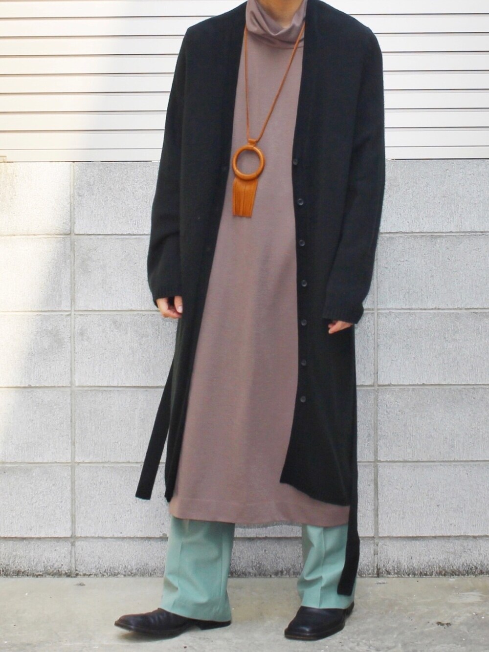 「ワンピース、ロングカーディガン、コーディガン、カラーパンツ、ブーツ、オーバーサイズ、ネックレス、古着MIX、ootd、ロング丈」｜「InstagramのInstagram（その他、その他）」を使った、Mochiさん（メンズ・172cm）の春コーディネートの1枚目の写真