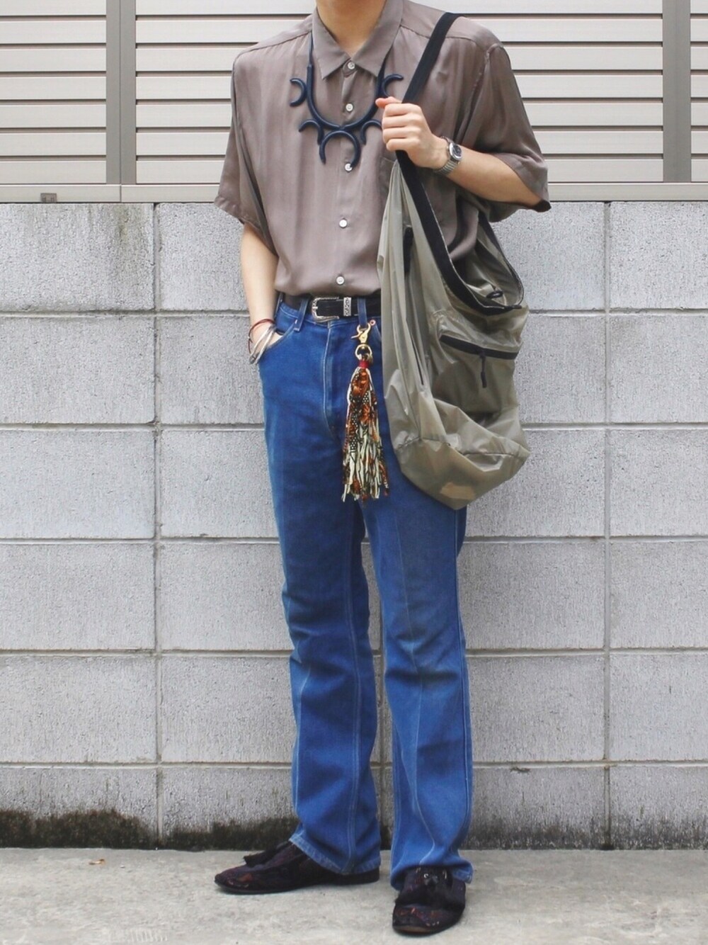 「キーホルダー、タックイン、journal standard、デニムパンツ、フレアパンツ、シャツスタイル、カジュアル、半袖シャツ、休日スタイル」｜「InstagramのInstagram（その他、その他）」を使った、Mochiさん（メンズ・172cm）の夏コーディネートの1枚目の写真