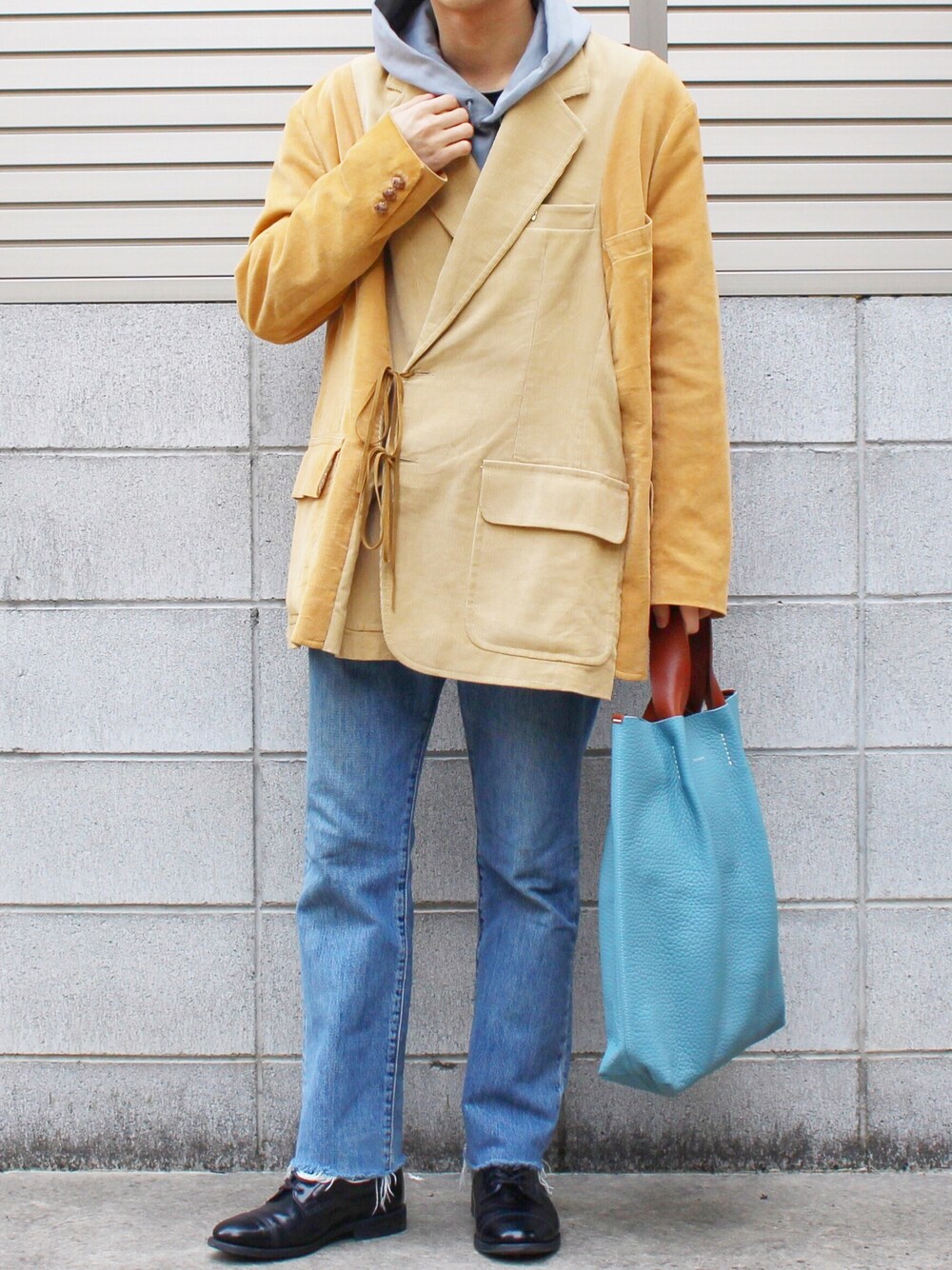 「シンプル、ジャケット、77circa、デニムパンツ、レザーバッグ、レザーLOVEスナップ、冬アウター、ブーツ、journal standard、冬」｜「77circaのアイテム（ジャケット/アウター、ベージュ系）」を使った、Mochiさん（メンズ・172cm）の秋コーディネートの1枚目の写真