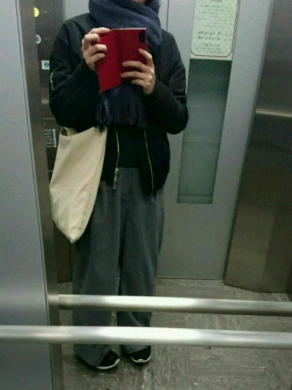 ブラック系のMA-1、ベージュ系のショルダーバッグ、グレー系のその他パンツを着用したレディースの冬コーディネートの1枚目の写真