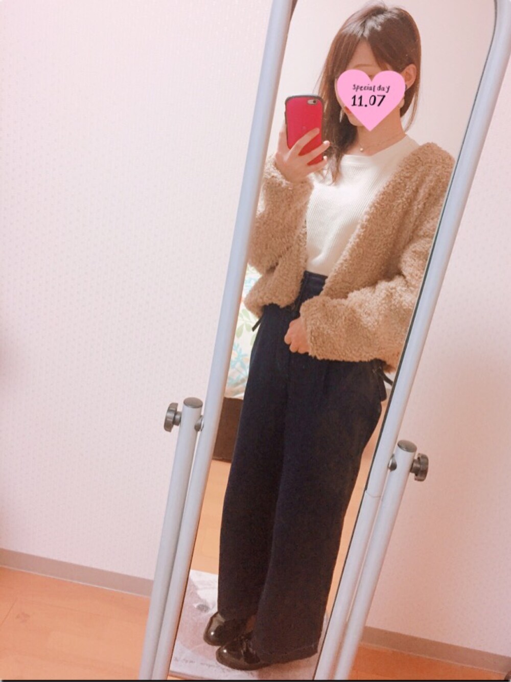 ベージュ系のジャケット/アウター、ホワイト系のTシャツ/カットソー、ブラック系のパンプスを着用したレディースの秋コーディネートの1枚目の写真