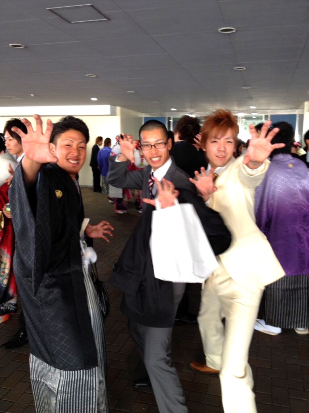 ブラック系のジャケット/アウター、ホワイト系のスーツジャケット、グレー系のスーツジャケットを着用したメンズの冬コーディネートの1枚目の写真