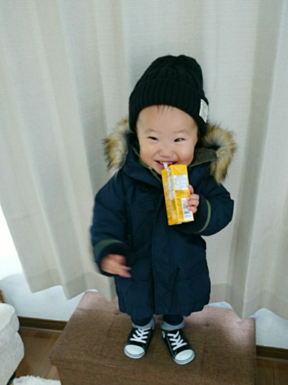 「キッズファッション、シンプル、マウンテンパーカー、モンキーパンツ、ミッキースウェット、おとこのこ、1歳6ヶ月、DENIM DUNGAREE、コンバース」｜「DENIM DUNGAREEのアイテム（マウンテンパーカー、ブルー系）」を使った、HARUHARUさん（キッズ・80cm）の冬コーディネートの1枚目の写真