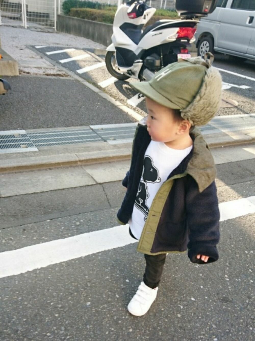 「キッズファッション、シンプル、ボアパーカー、スヌーピー、スキニーデニム、パイロットキャップ、おとこのこ、1歳6ヶ月、gotoHollywood、DENIM DUNGAREE」｜「UNIQLOのアイテム（スウェット、ホワイト系）」を使った、HARUHARUさん（キッズ・80cm）の冬コーディネートの1枚目の写真