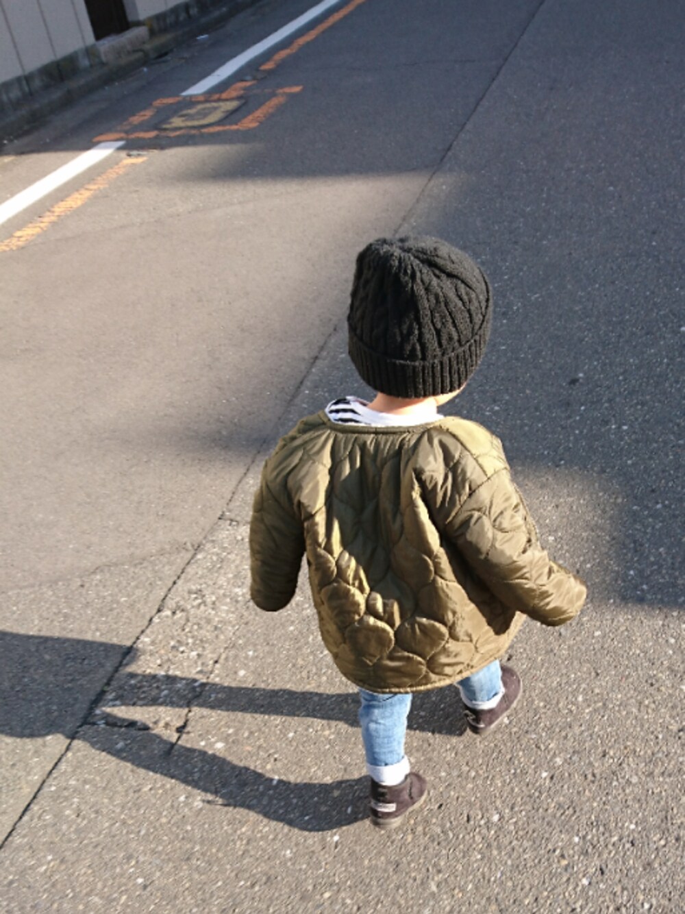 「シンプル、キルティングジャケット、ボーダー、ニット帽、モンキーパンツ、デニム、ムートンブーツ、おとこのこ、1歳6ヶ月、quoti use fith」｜「quoti use fithのボーダー長袖Tシャツ（Tシャツ/カットソー、グリーン系）」を使った、HARUHARUさん（キッズ・80cm）の冬コーディネートの1枚目の写真