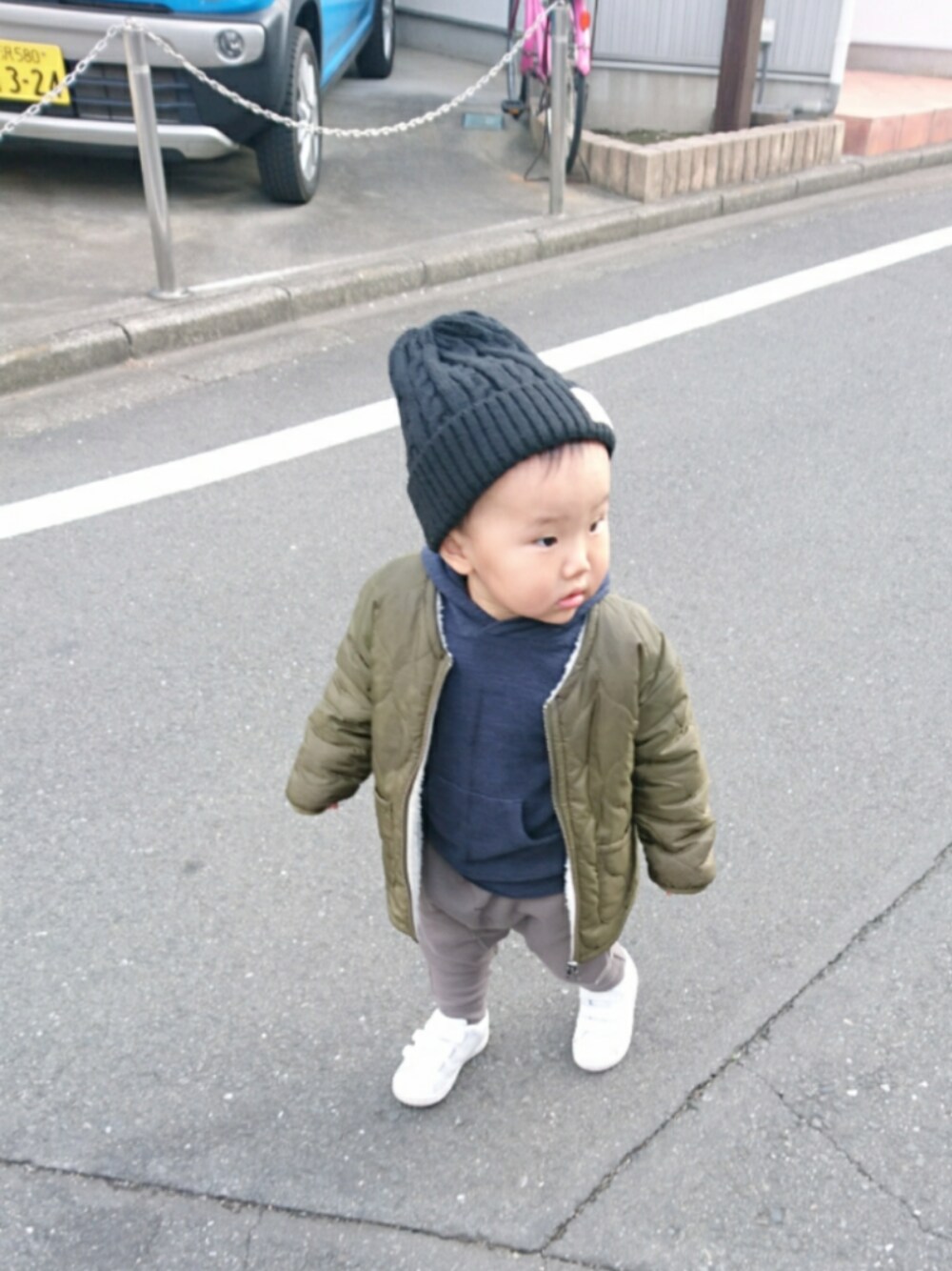 「キッズコーデ、おとこのこ、シンプル、キルティングジャケット、パーカー、サルエルパンツ、スウェットパンツ、ニット帽、1歳6ヶ月、quoti use fith」｜「adidasのadidas STAN SMITH CF I (ﾗﾝﾆﾝｸﾞﾎﾜｲﾄ) (17SP)（スニーカー、ホワイト系）」を使った、HARUHARUさん（キッズ・80cm）の冬コーディネートの1枚目の写真