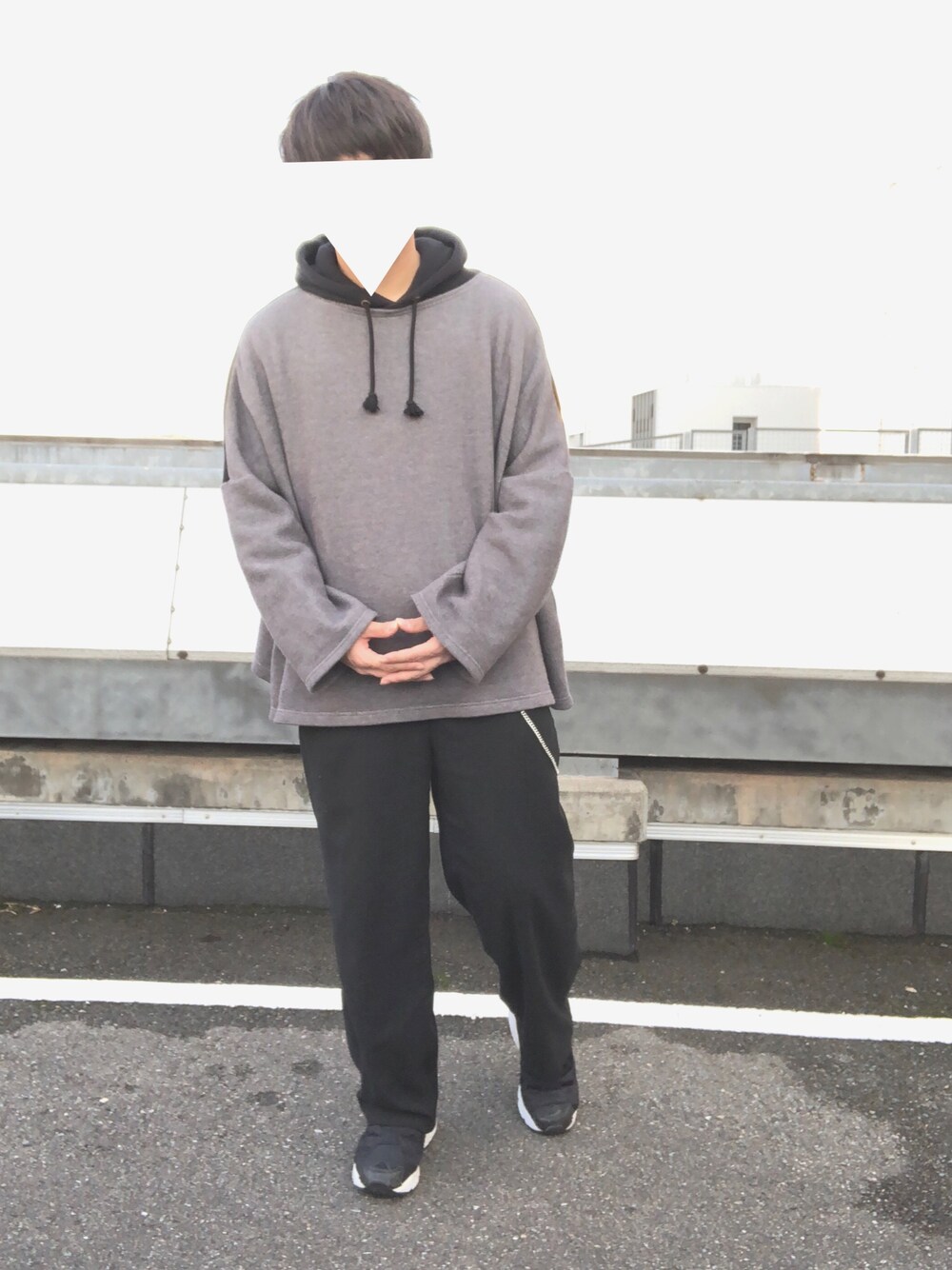 グレー系のスウェット、ブラック系のその他パンツ、ブラック系のスニーカーを着用したメンズの秋コーディネートの1枚目の写真