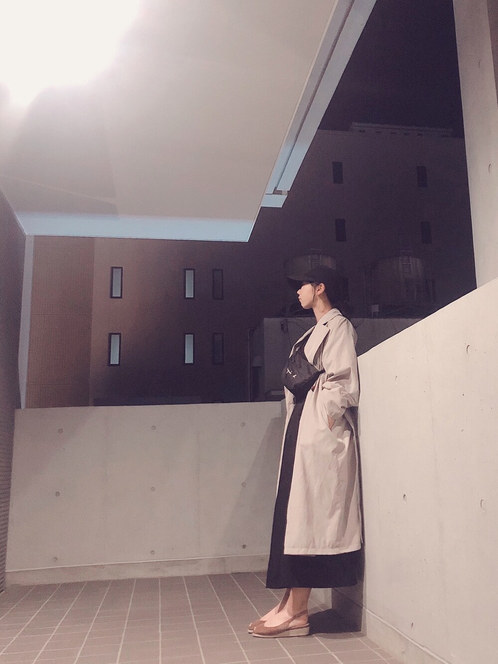 「カジュアル、シンプル、モノトーン、大人カジュアル、春夏コーデ、サンダル」｜「REGALのアイテム（サンダル、ベージュ系）」を使った、mori@さん（レディース・156cm）の春コーディネートの1枚目の写真
