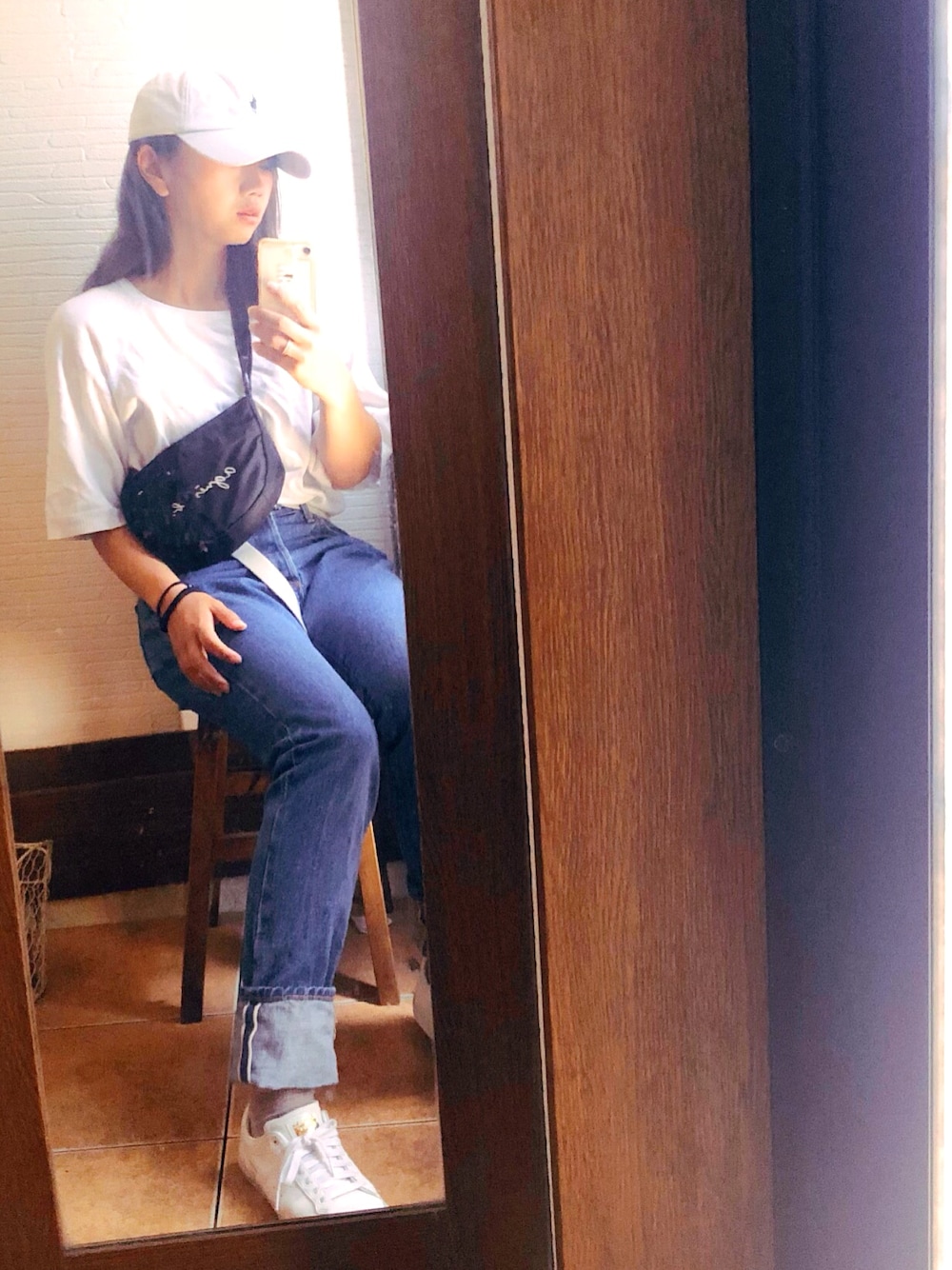 「シンプルコーデ、ラクチンコーデ、オトナカジュアル、デニム、キャップ」｜「JOURNAL STANDARDのマーセライズデニム スリムペグトップ5PKパンツ#（デニムパンツ、ブルー系）」を使った、mori@さん（レディース・156cm）の春コーディネートの1枚目の写真