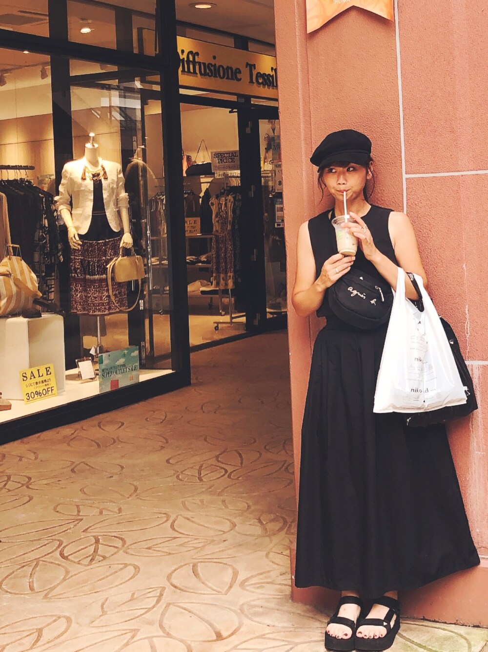 「ブラック、休日コーデ、夏」｜「agnes b.のGL11 E BAG　ロゴポシェット（ショルダーバッグ、ブラック系）」を使った、mori@さん（レディース・156cm）の夏コーディネートの1枚目の写真