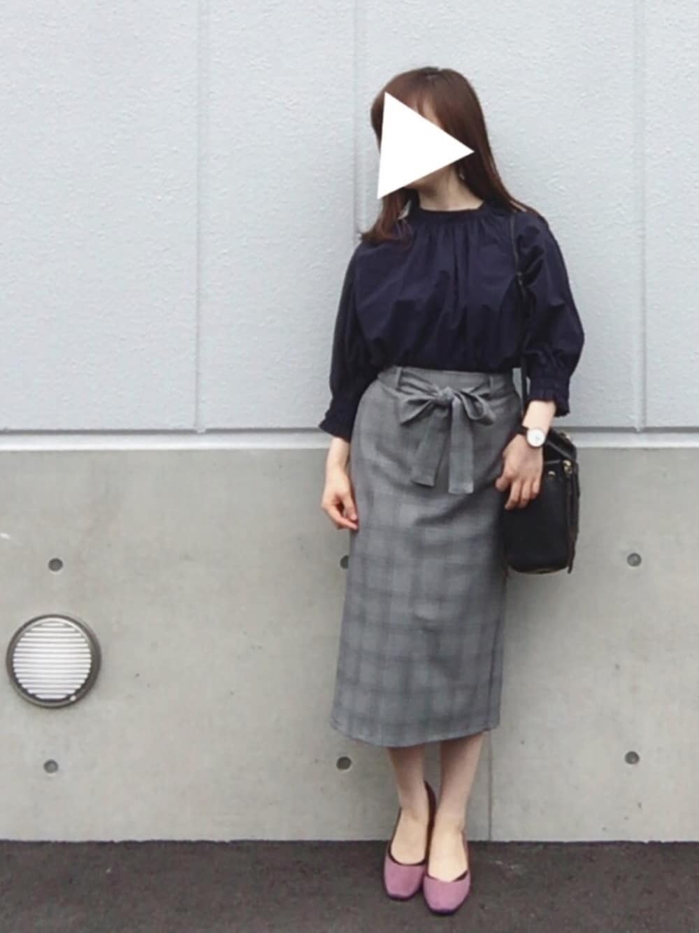 「秋のコーデ、きれいめカジュアル、プチプラ、UNIQLO、ブラウス、GU、グレンチェック、タイトスカート、スモーキーピンク、チャンキーヒール」｜「UNIQLOのアイテム（シャツ/ブラウス、ブルー系）」を使った、aya8さん（レディース・155cm）の秋コーディネートの1枚目の写真