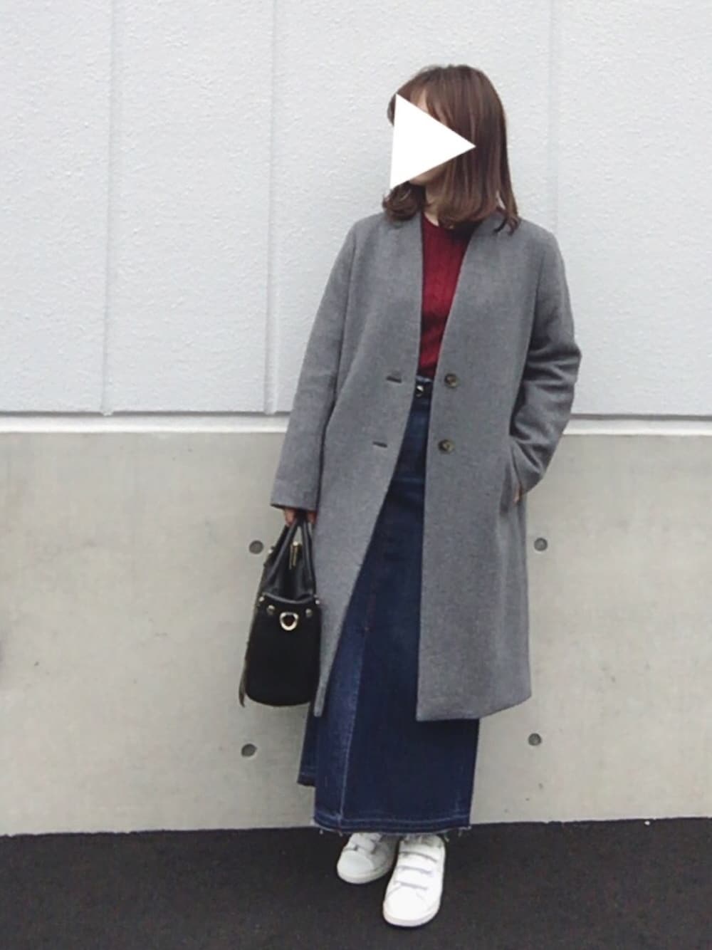 「冬のコーデ、休日スタイル、ノーカラーコート、UNIQLO、赤、ケーブルニット、デニム、ロングスカート、スタンスミス」｜「URBAN RESEARCH ROSSO WOMENのROSSO Vネックノーカラーコート（その他アウター、グレー系）」を使った、aya8さん（レディース・155cm）の冬コーディネートの1枚目の写真