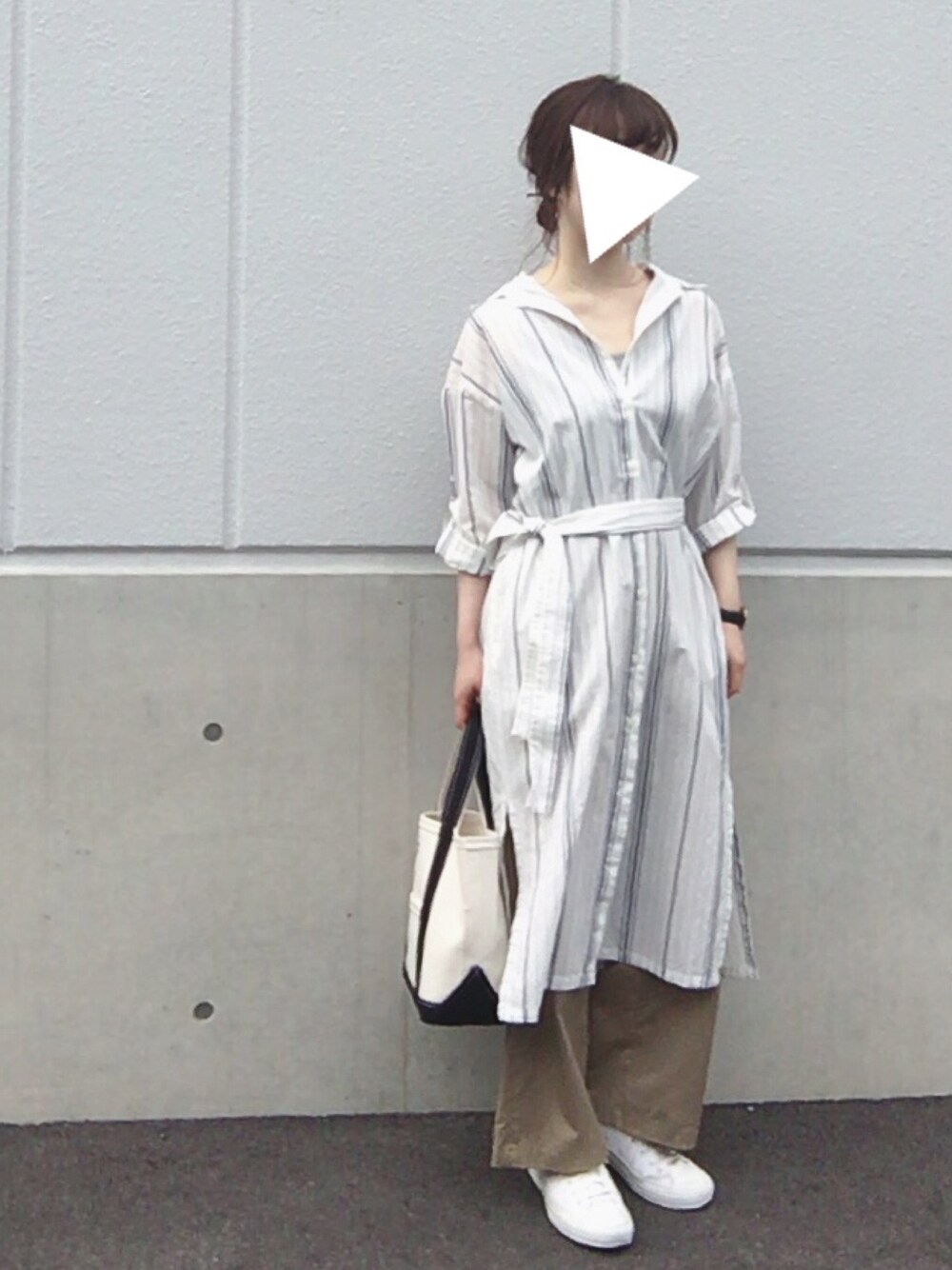 「休日スタイル、カジュアルコーデ、おだんごヘアー、シャツスタイル、シャツワンピ、ストライプ、チノパン、キャンバストート、コンバース、スニーカー」｜「studio CLIPの綿麻ストライプシャツワンピース（シャツワンピース、ホワイト系）」を使った、aya8さん（レディース・155cm）の春コーディネートの1枚目の写真