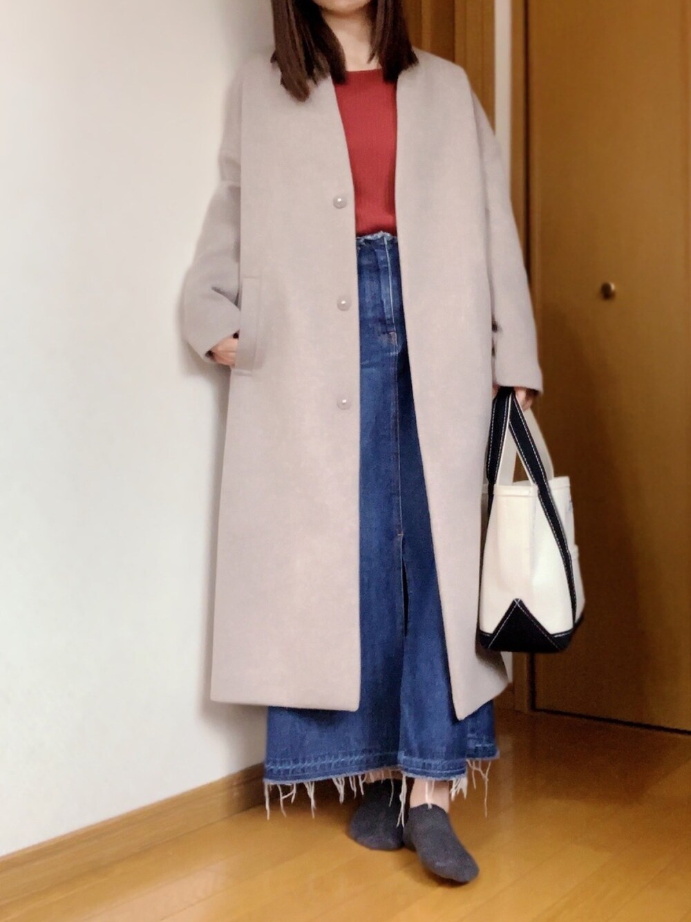 「年末WEAR感謝祭、きれいめカジュアル、大人カジュアル、休日スタイル、カジュアルコーデ、ノーカラーコート、ロングコート、リブニット、デニムスカート、キャンバストート」｜「ORCIVALの【ORCIVAL】キャンバス　トートバッグ・小（トートバッグ、ブラック系）」を使った、aya8さん（レディース・155cm）の冬コーディネートの1枚目の写真