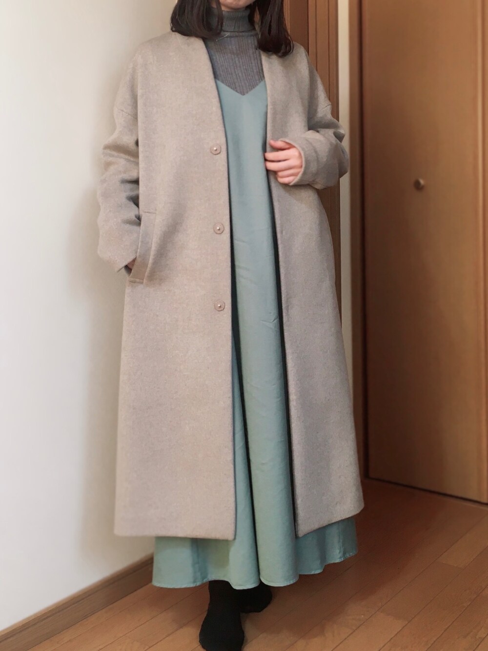 「年末WEAR感謝祭、大人カジュアル、きれいめカジュアル、ノーカラーコート、ロングコート、ロングワンピース、キャミワンピ、くすみカラー、リブニット、タートルネックニット」｜「JOURNAL STANDARDのスーパー140ビーバーVネックコート◆（その他アウター、ベージュ系）」を使った、aya8さん（レディース・155cm）の冬コーディネートの1枚目の写真