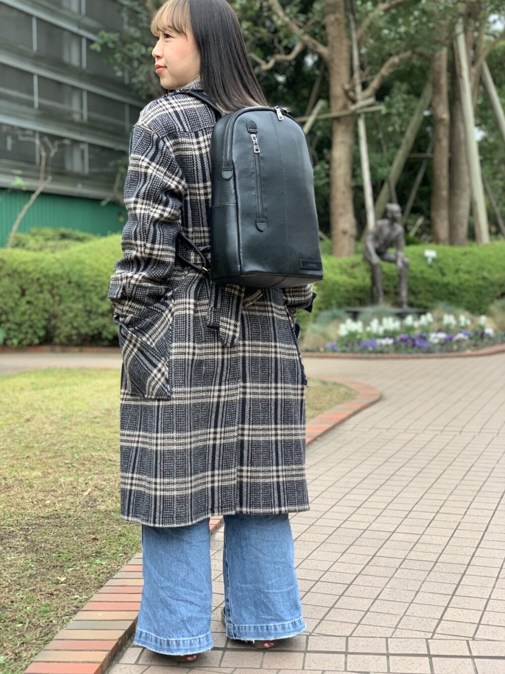 「カジュアル、レザー、AVIREX、オーバーサイズ、冬、ootd、レザーバッグ、ラクチンコーデ、オトナカジュアル、kaede」｜「AVIREXの【InRed11月号掲載】ウールロングコート/ WOOL LONG COAT（チェスターコート、ブルー系）」を使った、🌻さん（レディース・156cm）の冬コーディネートの1枚目の写真