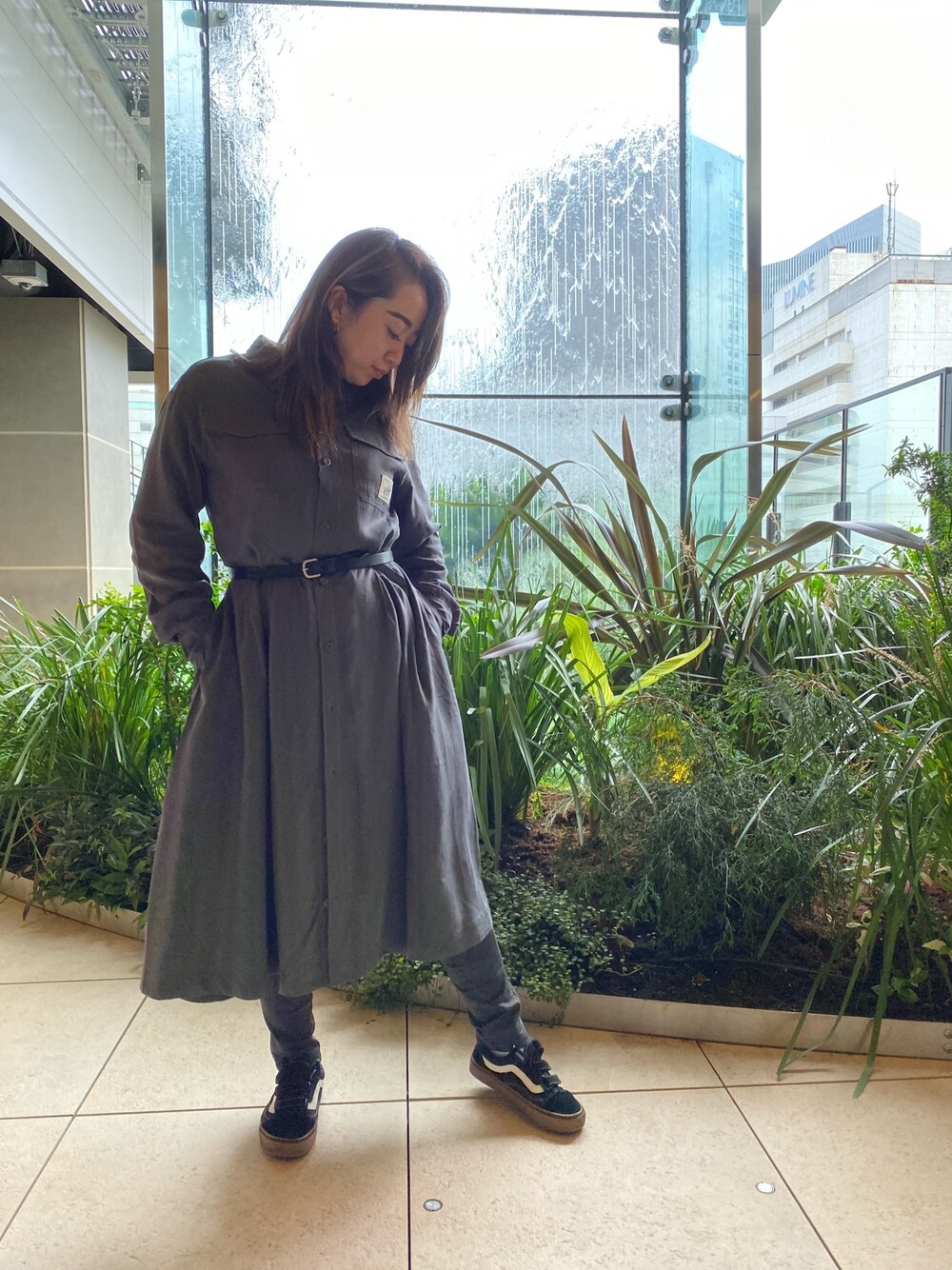 「シンプル、AVIREX、モノトーン、ラフ、きれいめカジュアル、ootd、シャツスタイル、楽チンコーデ、オトナカジュアル、kaede」｜「AVIREXのリヨセル タックシャツドレス/ LYOCELL TUCK SHIRT DRESS（シャツワンピース、グレー系）」を使った、🌻さん（レディース・156cm）の夏コーディネートの1枚目の写真