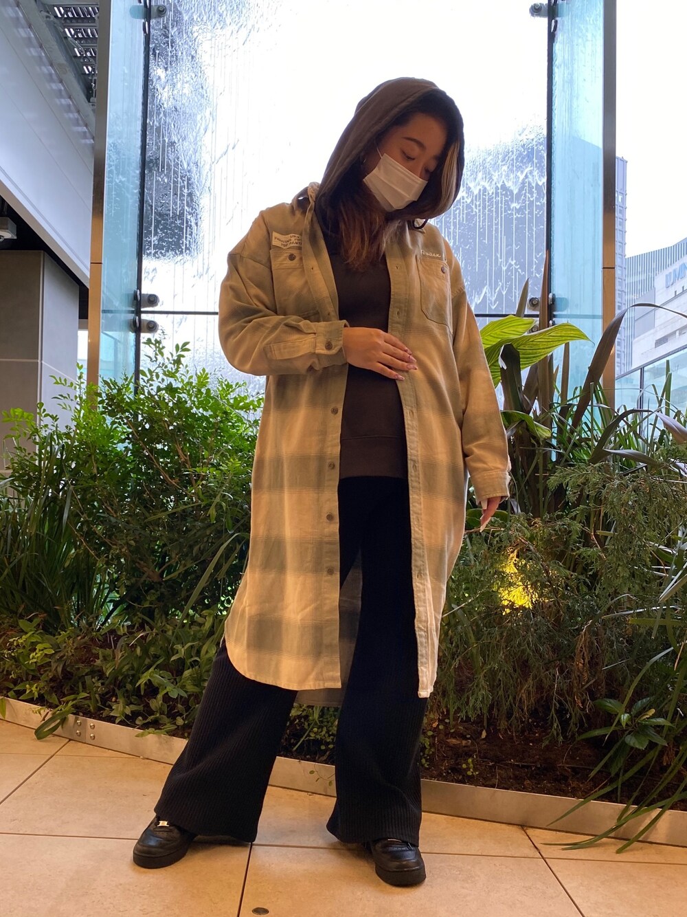 「大人カジュアル、休日スタイル、楽チンコーデ、ラフ、カジュアル、ワントーンコーデ、フレアパンツ、マタニティ、AVIREX、kaede」｜「AVIREXのチェックシャツワンピース/ CHECK SHIRTS ONE PIECE（シャツワンピース、ベージュ系）」を使った、🌻さん（レディース・156cm）の秋コーディネートの1枚目の写真