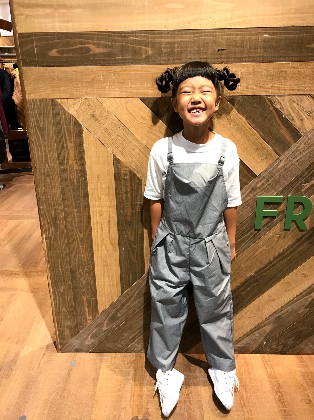 「fith社、swap meet market」｜「SWAP MEET MARKETのミニ千鳥柄９分丈サロペット（サロペット/オーバーオール、グレー系）」を使った、TOMOさん（キッズ・125cm）の秋コーディネートの1枚目の写真